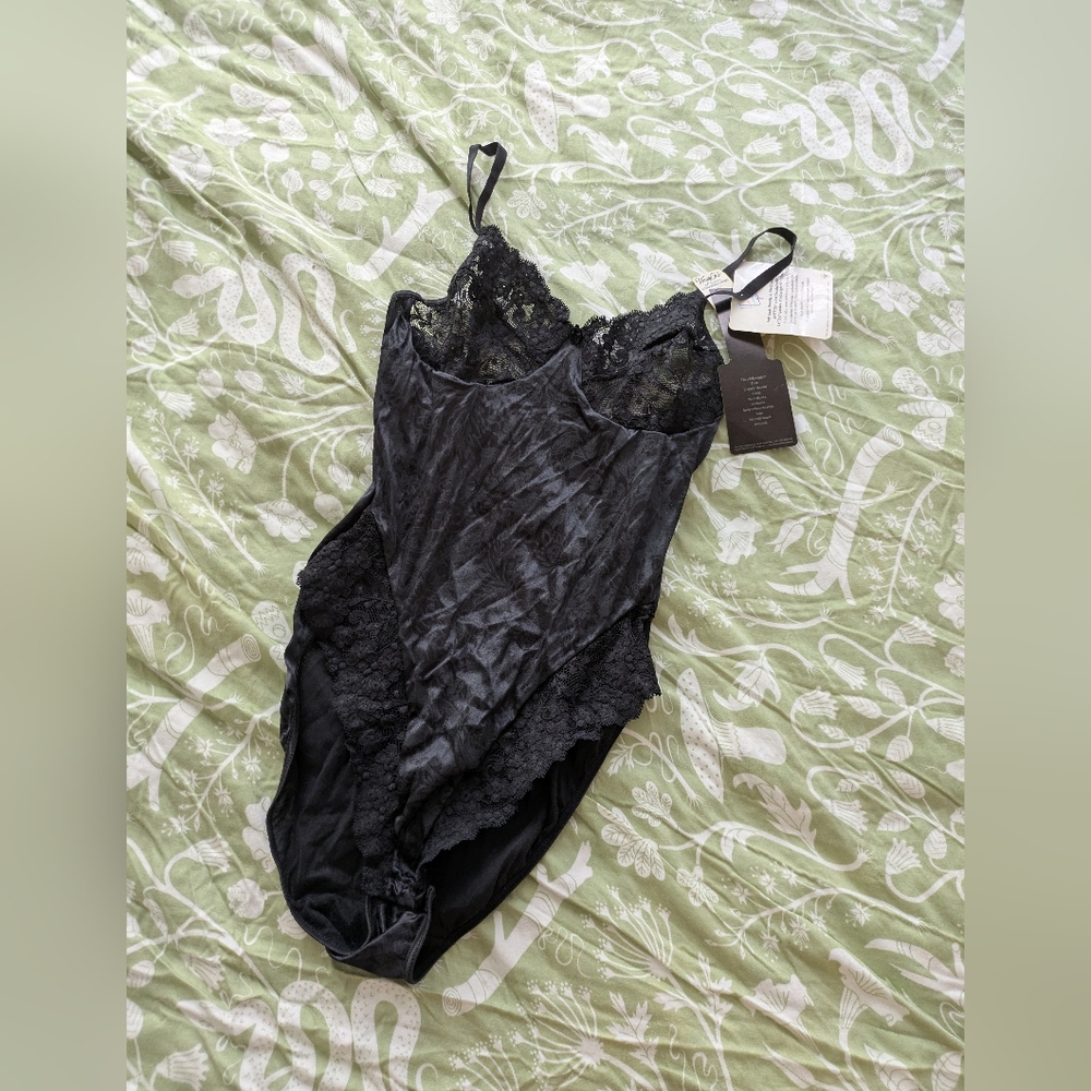 Vanity Fair Black Lace Chemise